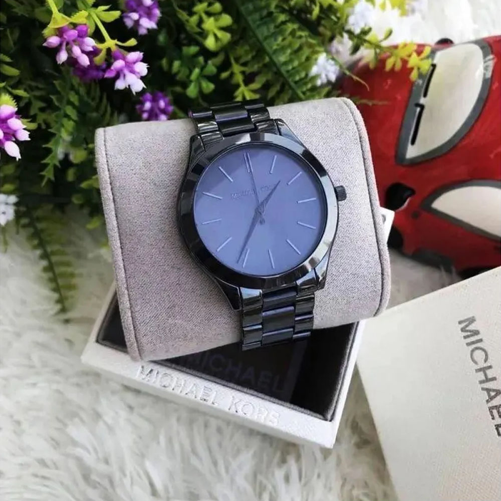 Damski zegarek Michael Kors z czarną bransoletą i czarną tarczą prezentowany w firmowym pudełku.
